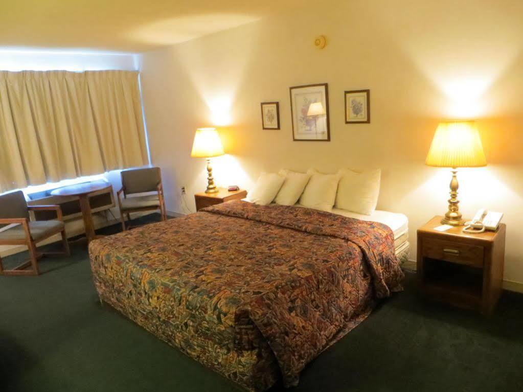 Waterfront Inn Маккино Сити Экстерьер фото